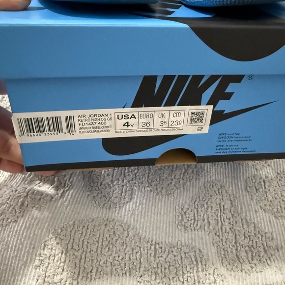 Nike Blue and Black Sneakers with High-Top Design and Perforated Toe Box - Picture 8 of 10